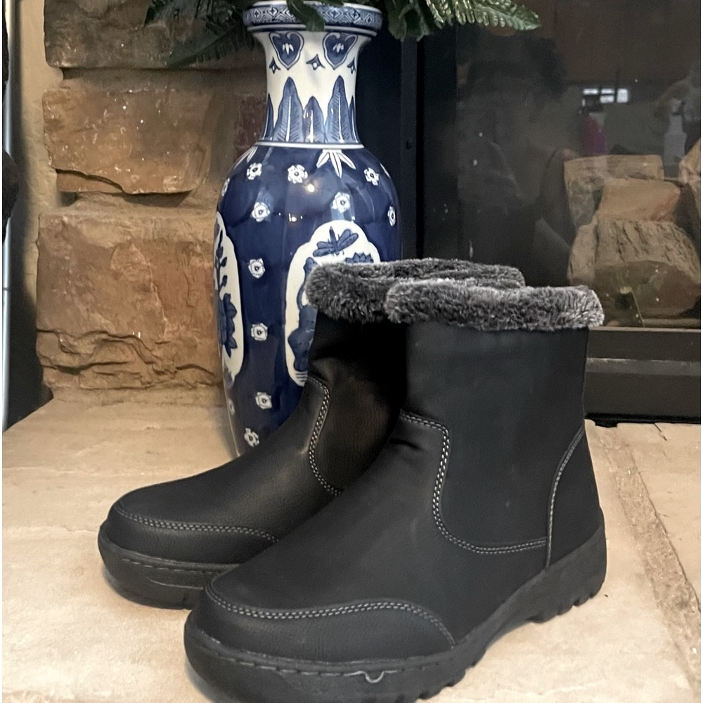 Khombu Addison black ankle boots size 9